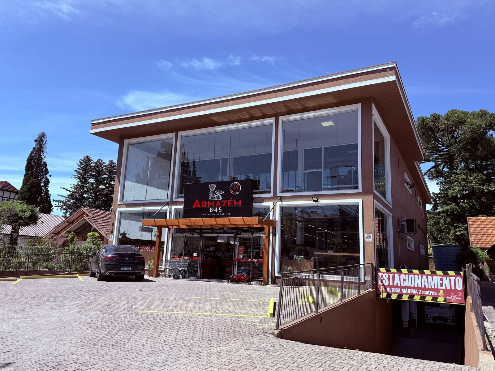 Fachada e estacionamento do Armazém 845